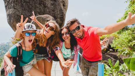 Jugendliche halten fröhlich ein Selfie vor der Dschungellandschaft – Thailand Familienreise