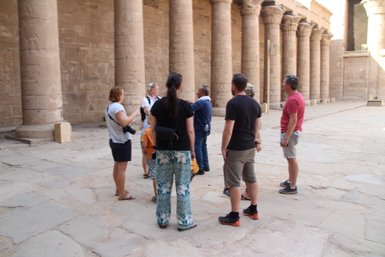 Eine Gruppe mit ihrem Reiseleiter vor dem Tempel von Kom Ombo – Ägypten Reise mit Kindern