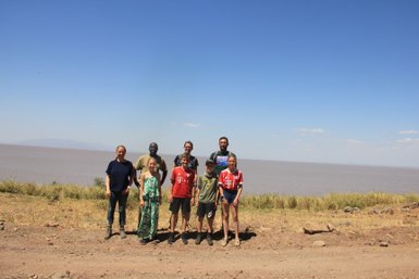 Familiengruppe erkundet mit Guide ein See – Tansania Reise mit Kindern