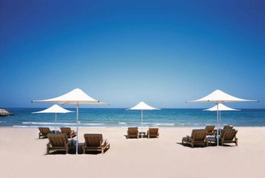 Sandstrand im DoubleTree by Hilton Muscat Al Waha – Oman Familienreise