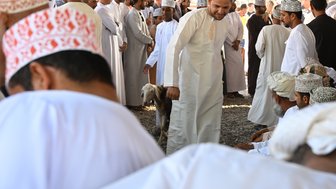 Einheimische im traditionellen Souk von Nizwa – Oman mit Kindern