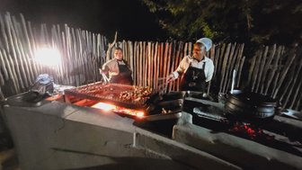 Fleisch wird über offener Glut bei einem traditionellen Barbecue in Südafrika gegrillt – Südafrika mit Kindern
