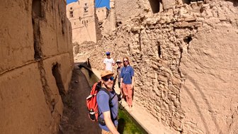 Familie spaziert im Dorf Birkat Al Mauz – Oman mit Kindern