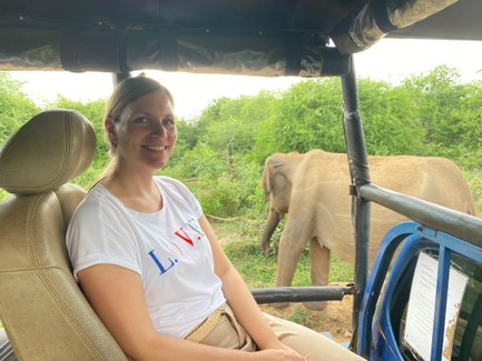 Frau genießt die Safari im offenen Jeep im Udawalawe Nationalpark – Sri Lanka Familienreise