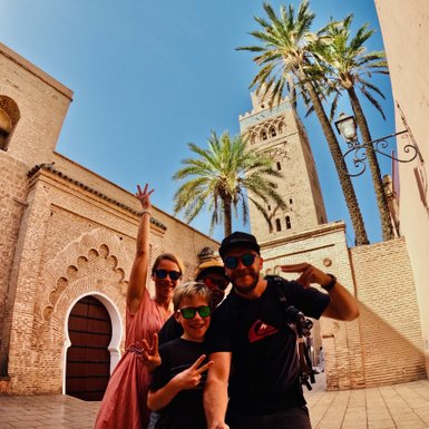 Familie genießt den Ausblick auf die Koutoubia-Moschee – Marokko Familienreise
