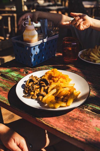 Familie genießt Mahlzeit – Südafrika Familienreise