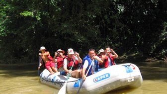 Gruppe paddelt zusammen bei einer Rafting-Tour – Costa Rica Familienreise