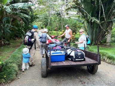 Familie kommt an der Maquenque Lodge an – Familienreise Costa Rica