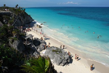 Glasklares türkisblaues Meer am feinsandigen Strand in Tulum – Mexiko Familienreis