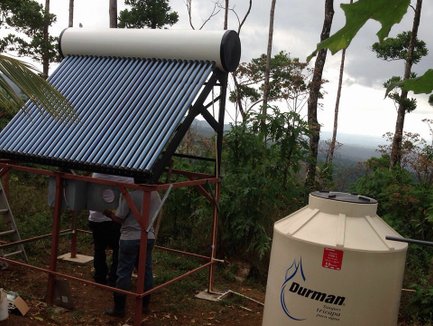 Solarpanels von einer ländlichen Schule – Costa Rica Reise mit Kindern