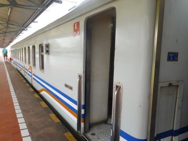 Zugfahrt durch die Landschaft nach Malang – Bali mit Kindern