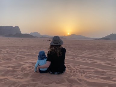 Mutter mit Kind in der Wüste - Jordanien mit Kindern