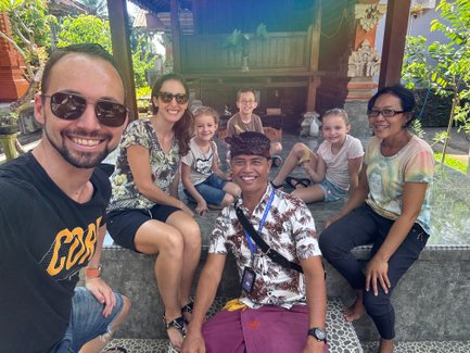 Familie posiert für ein Selfie gemeinsam mit Guide – Indonesien mit Kindern
