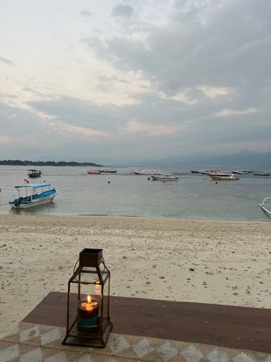 Blick auf das glitzernde Meer rund um Nusa Lembongan – Bali Reise mit Kindern