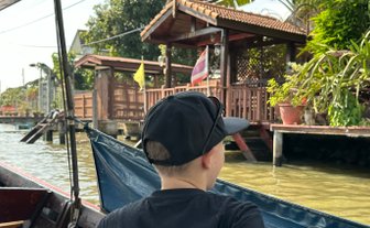 Kind genießt eine Bootstour durch die Wasserwege – Thailand mit Kindern
