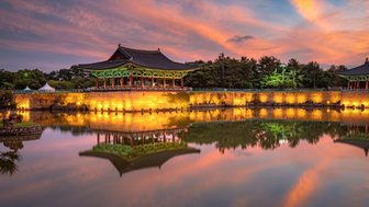 Der Donggung-Palast und der Wolji-Teich sind in das warme Licht des Sonnenuntergangs getaucht