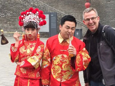 Einheimische in traditioneller Kleidung in China – China Reise mit Kindern