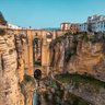Ein beeindruckender Blick auf die Schlucht von Ronda, mit einer majestätischen Brücke, die über die Klippen führt.