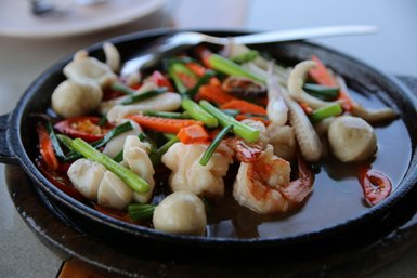 Köstlich angerichtetes Meeresfrüchtegericht mit lokalen Zutaten – Thailand Reise mit Kindern