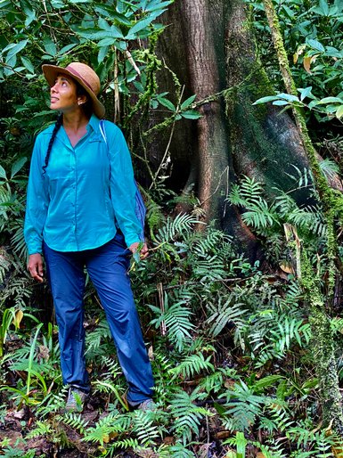 Frau erkundet den tropischen Dschungel von Lacandona – Mexiko Familienreise