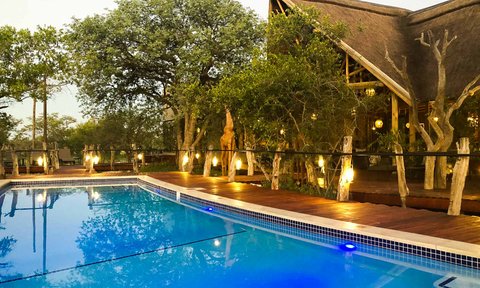 Poolbereich Etosha Oberland Lodge - Namibia Reise mit Kindern