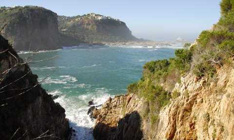 Küstenlandschaft mit Felsen und Klippen in Knysna – Garden Route Familienreise