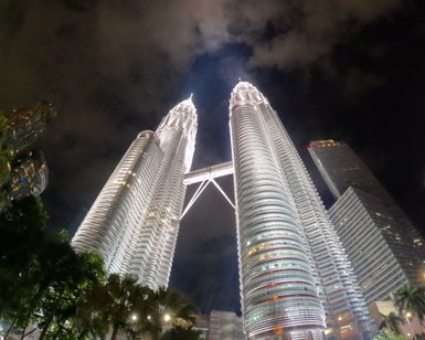 Petronas Twin Towers erhellen die nächtliche Skyline von Kuala Lumpur – Malaysia & Borneo Familienreise
