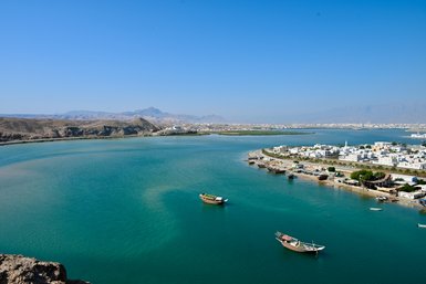Blick von oben auf die Küste von Sur im Oman – Oman Familienreise