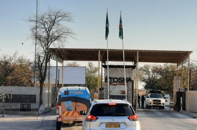 Ein Auto steht in der Warteschlange für den Eingang zum Etosha Nationalpark - Namibia Familienurlaub