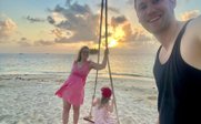 Eltern mit Kind am Strand mit Sonne - Panama for family individuell - Panama Familienreise