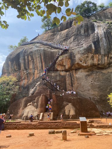 Steintreppe führt entlang der Felswand hinauf zum beeindruckenden Sigiriya-Felsen – Sri Lanka Reise mit Kindern