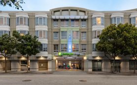 Das Holiday Inn Express in San Francisco zeigt eine moderne Fassade mit großen Fenstern und grünen Akzenten.