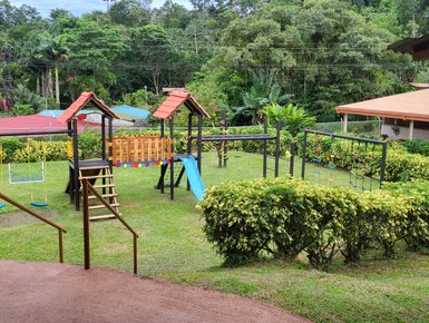 Kinder spielen auf dem Spielplatz einer ländlichen Schule – Costa Rica Familienreise