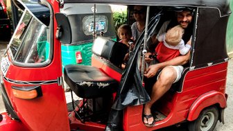 Familie fährt mit einem bunten Tuk-Tuk durch die Straßen – Sri Lanka Reise mit Kindern