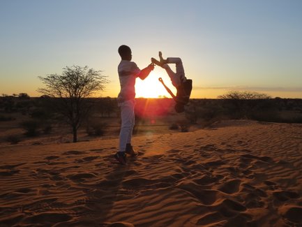 Kinder machen Salto im Sonnenuntergang - Namibia mit Jugendlichen