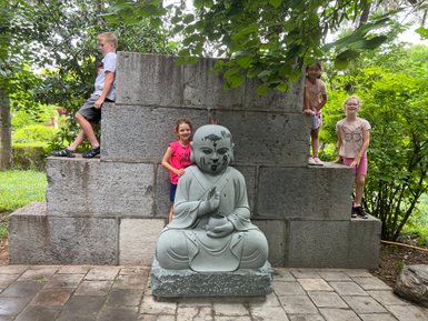 Kinder posieren fröhlich vor der berühmten Großen Wildganspagode in Xi’an – China Reise mit Kindern