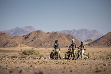 Elektrofahrräder in der Wüste - Namibia Rundreise mit Kindern
