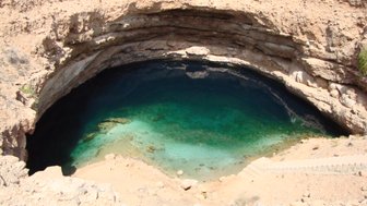 Türkisblaues Wasser im Bimah Sinkhole bei Bimah – Oman Familienreise