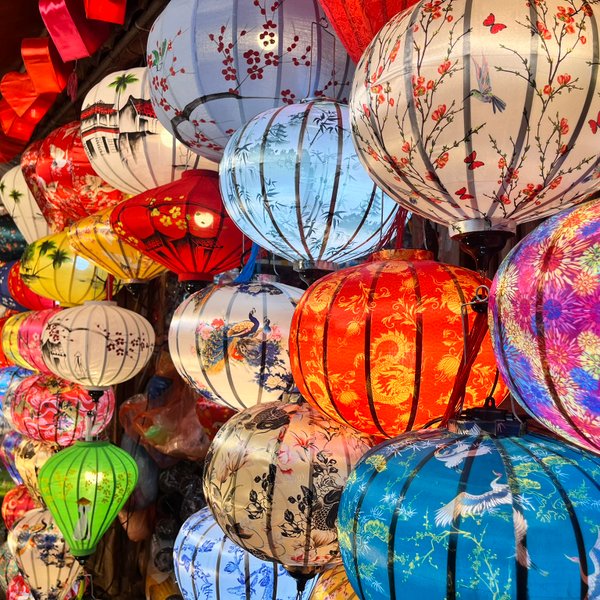 Farbige Laternen schmücken die Straßen der Altstadt – Vietnam Familienreise