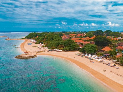 Ruhige Küstenlandschaft mit klarem Wasser in Sanur – Bali mit Kindern
