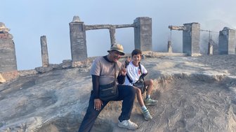 Kind erlebt eine geführte Tour am Vulkan Bromo in Indonesien – Bali Familienreise