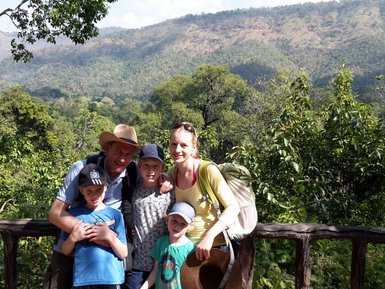 Foto von 5-köpfiger Familie im Khao Sok Nationalpark - Thailand Familienreise