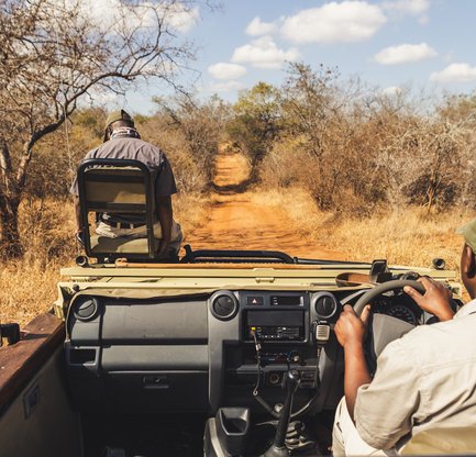 Fahrer sitzt bereit im Safari-Jeep in der Kubu Safari Lodge in Hoedspruit – Südafrika mit Kindern