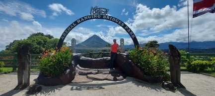 Besucherin steht neben dem Eingangsschild des Mistico Hängebrückenparks in Arenal – Costa Rica Reise mit Kindern