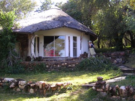 Rondavel der Makutsi Safari Lodge - Südafrika mit Kindern