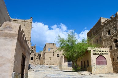 Traditionelle Felsenhäuser im Dorf Al Hamra – Oman Reise mit Kindern