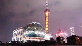 Der leuchtende Oriental Pearl Tower prägt die nächtliche Skyline von Shanghai – China Familienreise