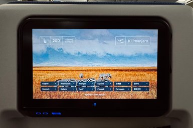 Flugzeugmonitor zeigt Route nach Tansania – Tansania mit Kindern