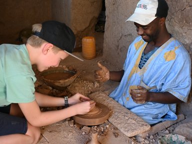 Kind lernt Töpferhandwerk mit Einheimischer in Tamegroute – Familienreise in Marokko