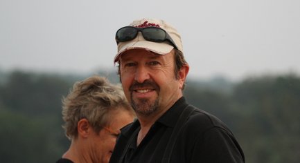 Rainer Stoll lächelt in die Kamera in Sri Lanka – Sri Lanka Familienreise